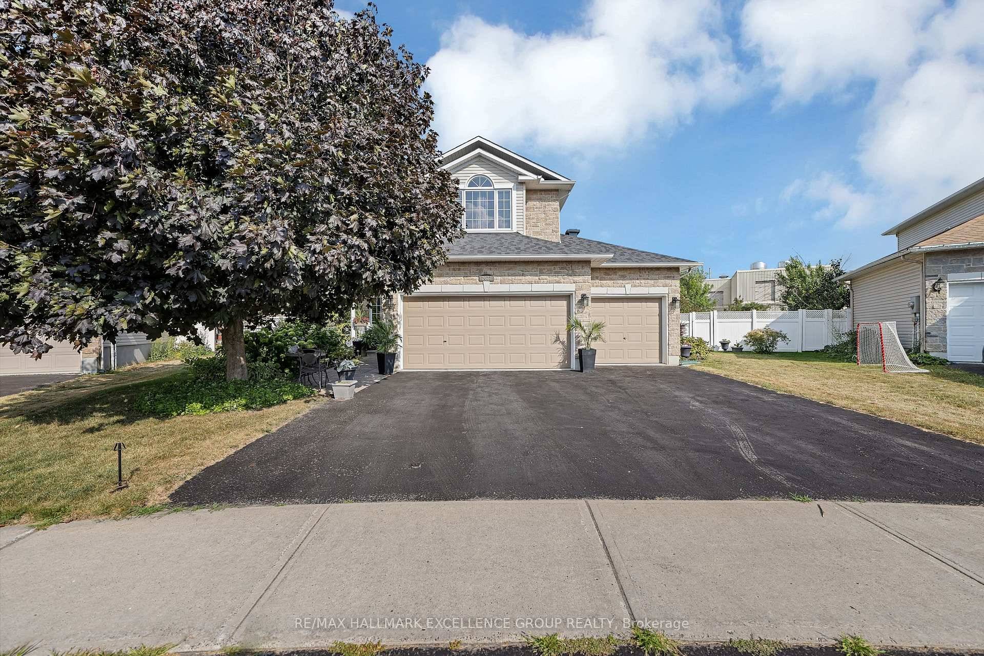 Prestigious Woodfield Versailles model on expansive PIE Shaped lot.