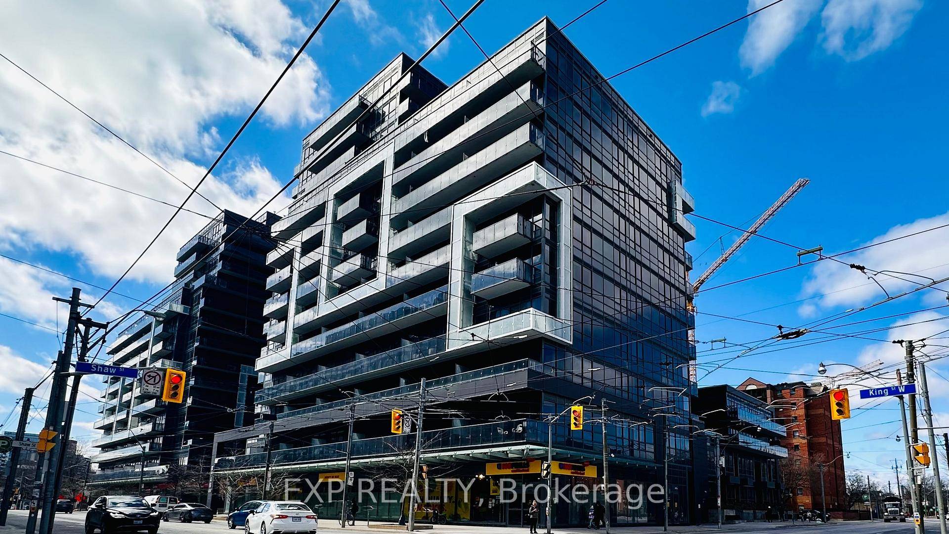 Welcome to urban living at its best with this modern 1 bed condo in the sought after DNA3 building, located in Torontos vibrant King West Village.