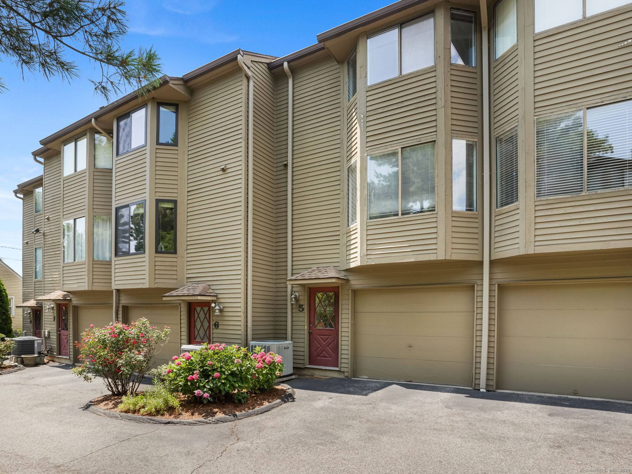 Welcome to 100 Willowbrook Avenue, Unit 5 Stamford, CT This beautifully maintained 2 bedroom, 2.