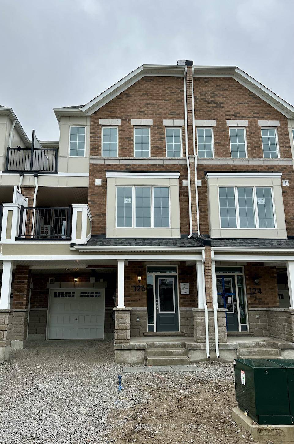 Brand New amp ; Never Lived In Spacious 3 Bedroom Townhouse Unit, Ideal For New Families, Empty Nesters And Young Professionals !