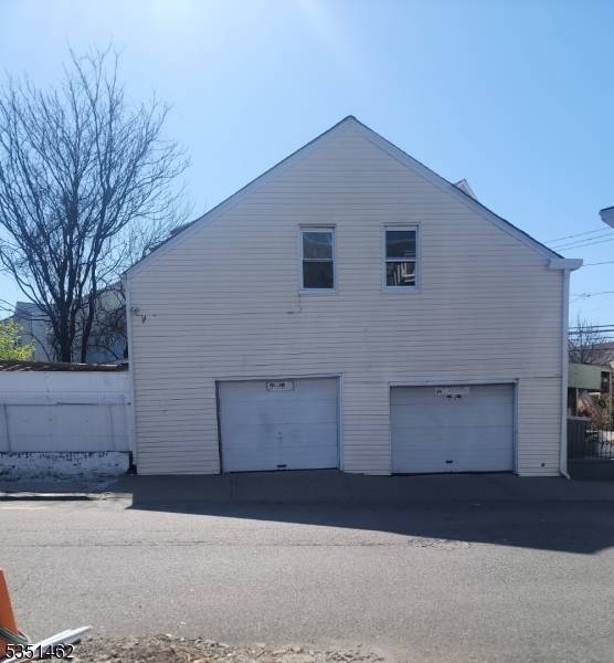 Investors' dream ! This building of 5 apartments is fully occupied.
