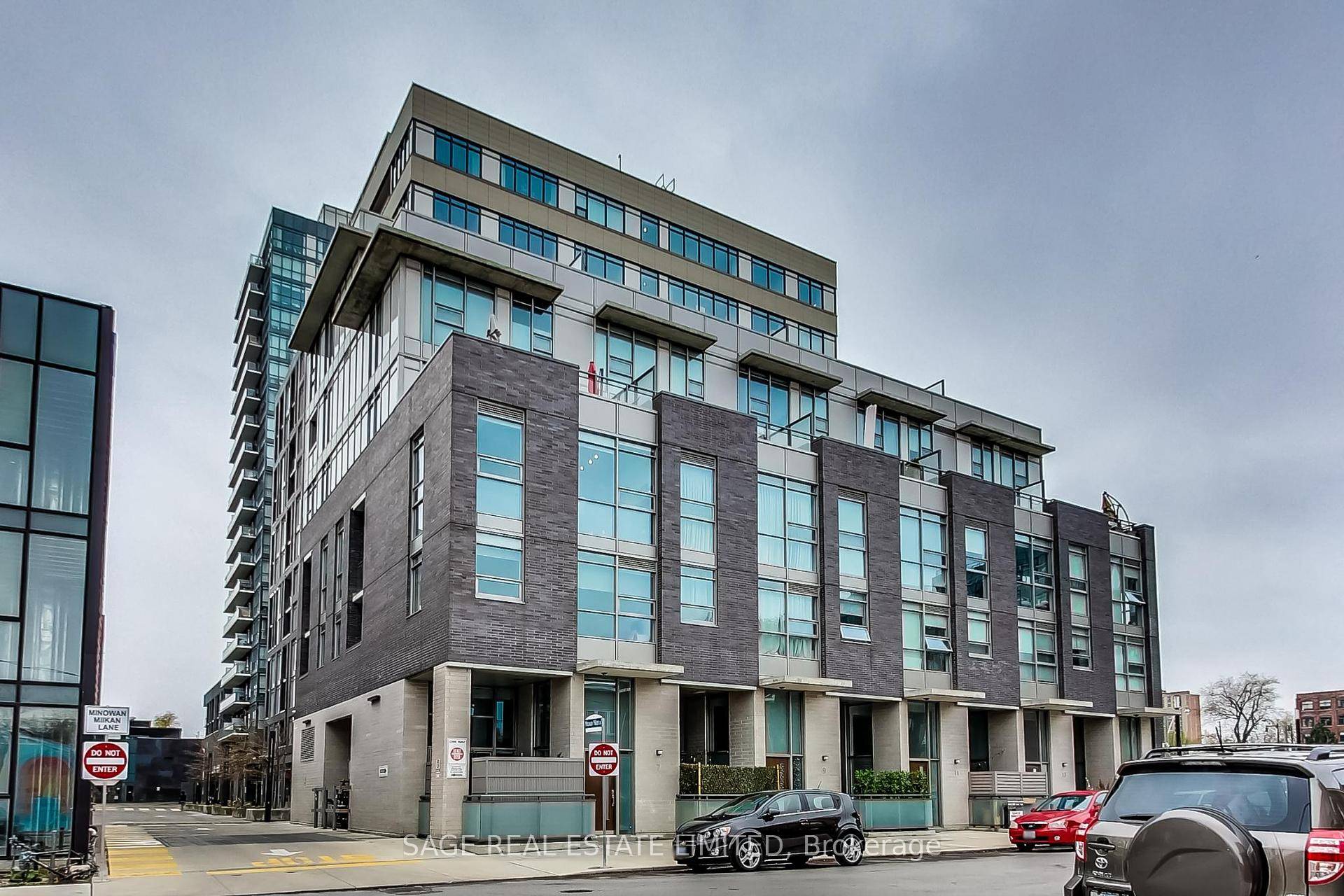 Perched on the 18th floor of The Carnaby, this bright corner 1 bedroom suite offers panoramic views from the lake to the full Toronto skyline with both sunrise and sunset ...