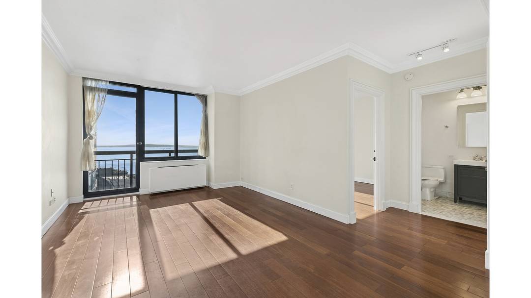 Bright Corner 2BR with Stunning Hudson River Views in Battery Park City Welcome to this high floor corner 2 bedroom, 2 bath home at Liberty View, where every room enjoys ...