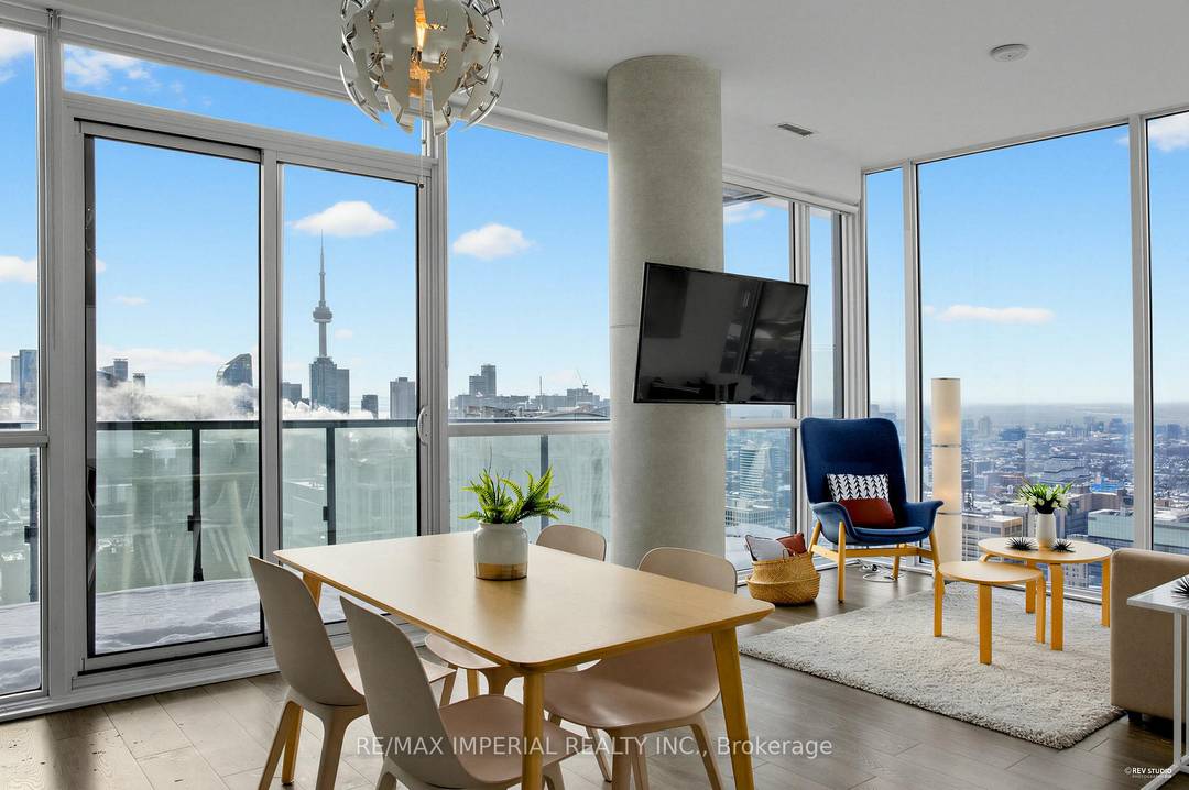 Luxury Southwest Facing 2 1 Bed, 2 Bath Penthouse with Iconic Lake amp ; Skyline Views.