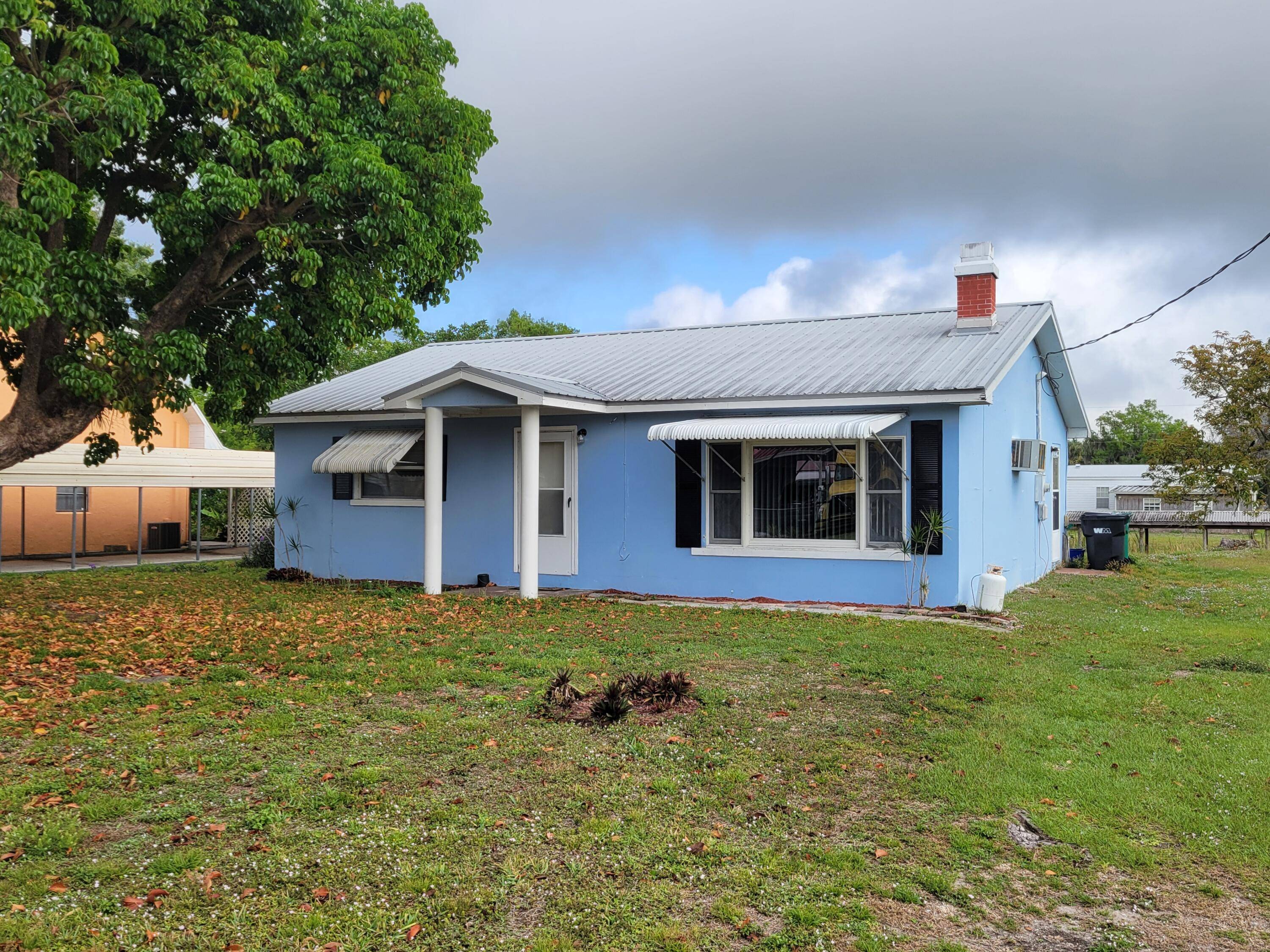 2br 1ba CBS Home on a lake access canal in Treasure Island.