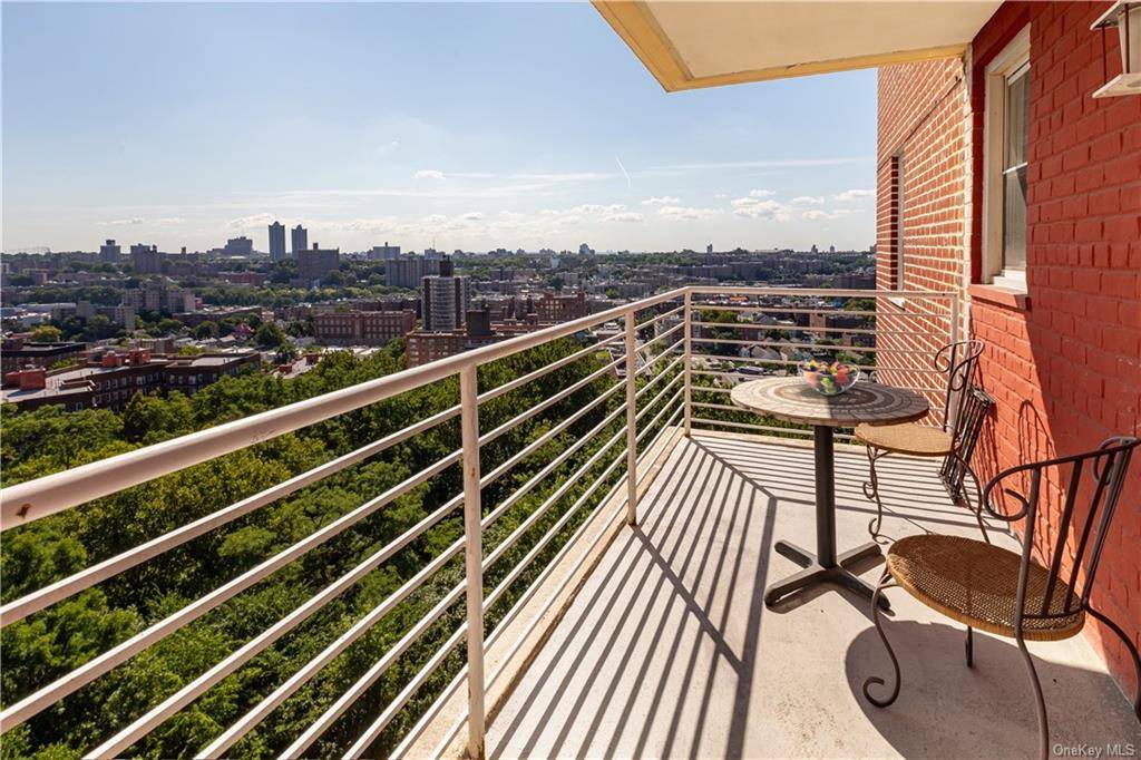 An exceptional property in the heart of Riverdale is ready for you !