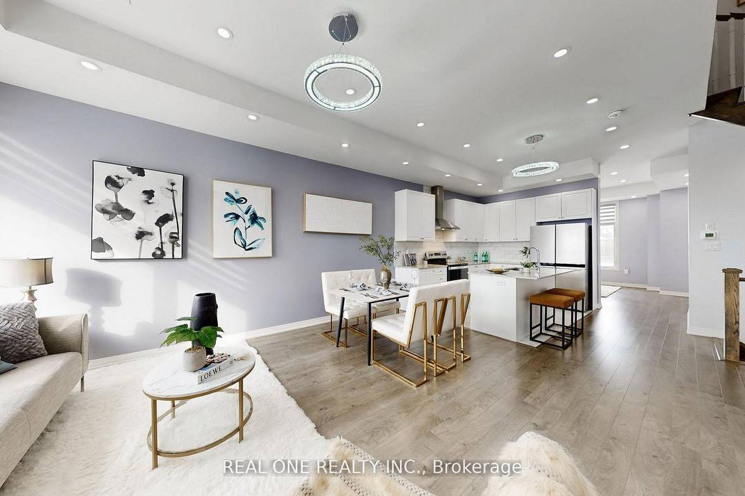 Modern Freehold Townhouse in a Prime Location !