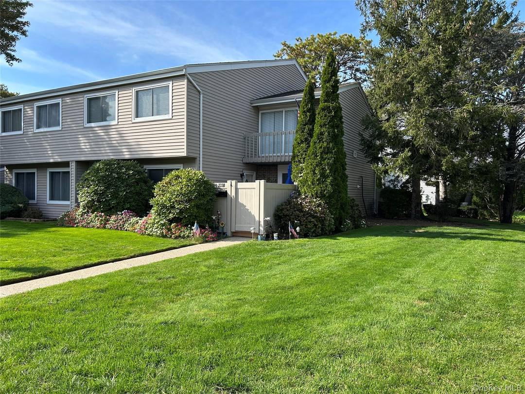 Lovely Townhouse in Desired Woodgate Village, Corner end unit, Open floor plan, Sunny amp ; Bright.