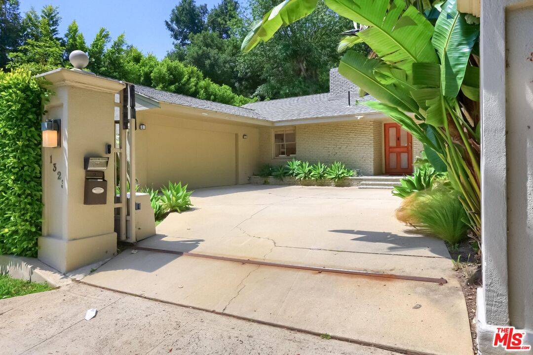1323   ROSCOMARE RD Bel Air LA