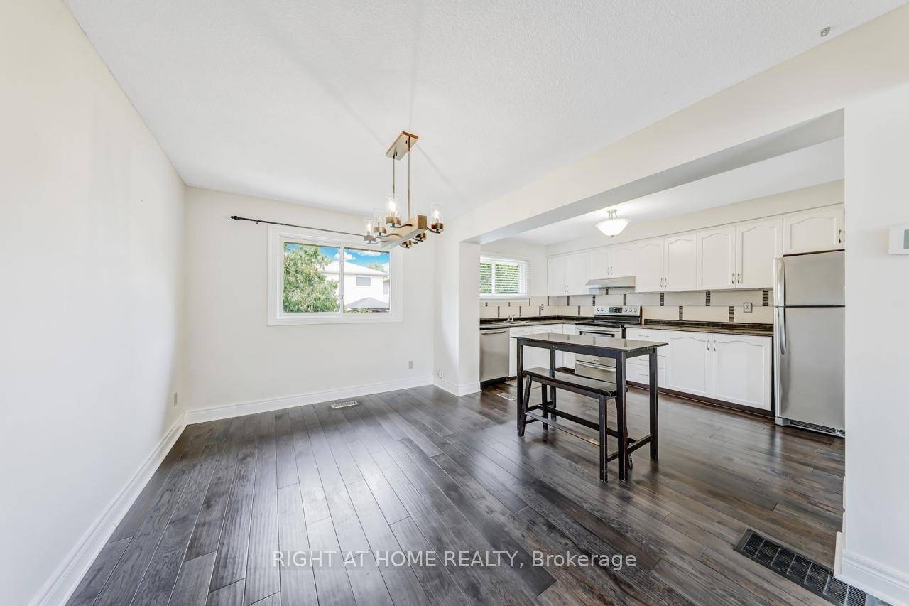 End Unit Townhouse in Brampton Prime Location !