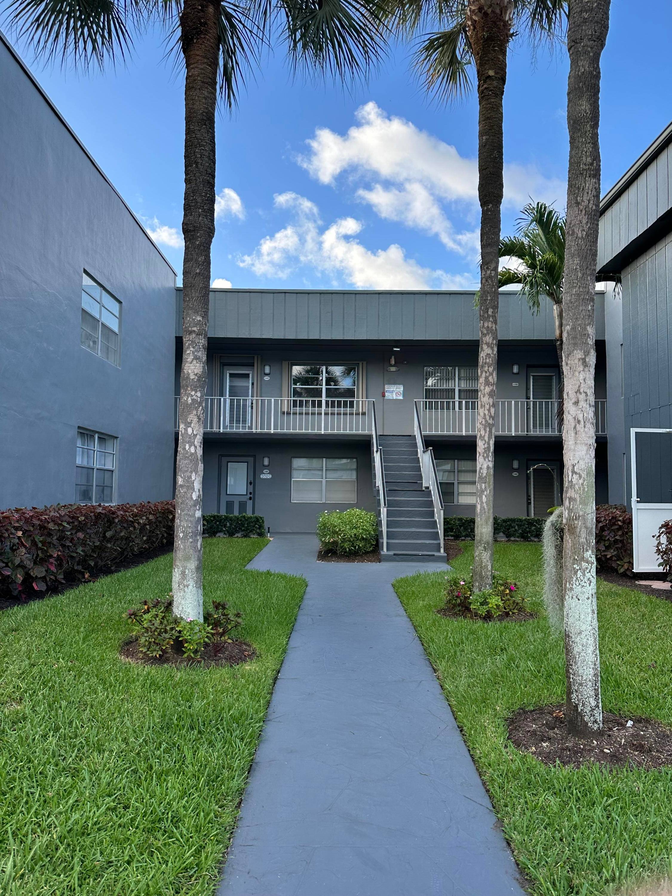 BEATIFUL UNIT WITH VERY EASY ACCESS FRONT AND BACK.