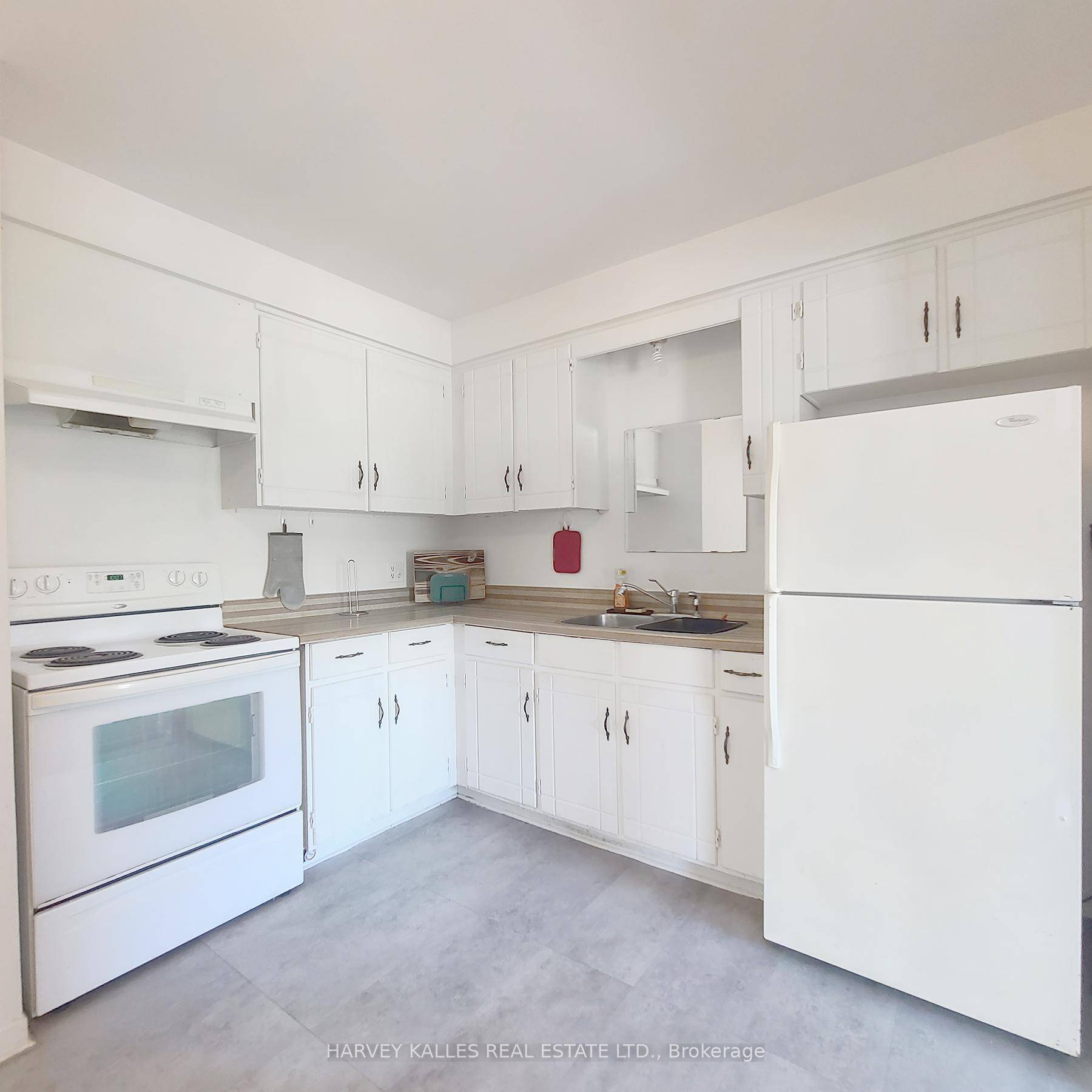 Enjoy Lakeside living in this bright and spacious 1 bedroom unit located just steps from lake Ontario along Lakeshore Boulevard.