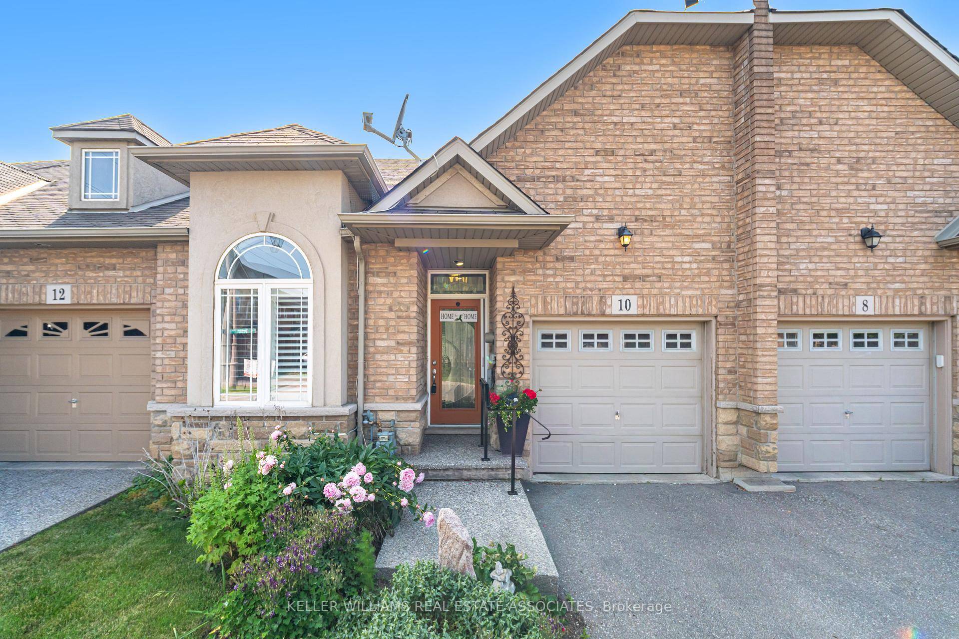 RARE BUNGALOW TOWNHOME IN PRIME LOCATION !
