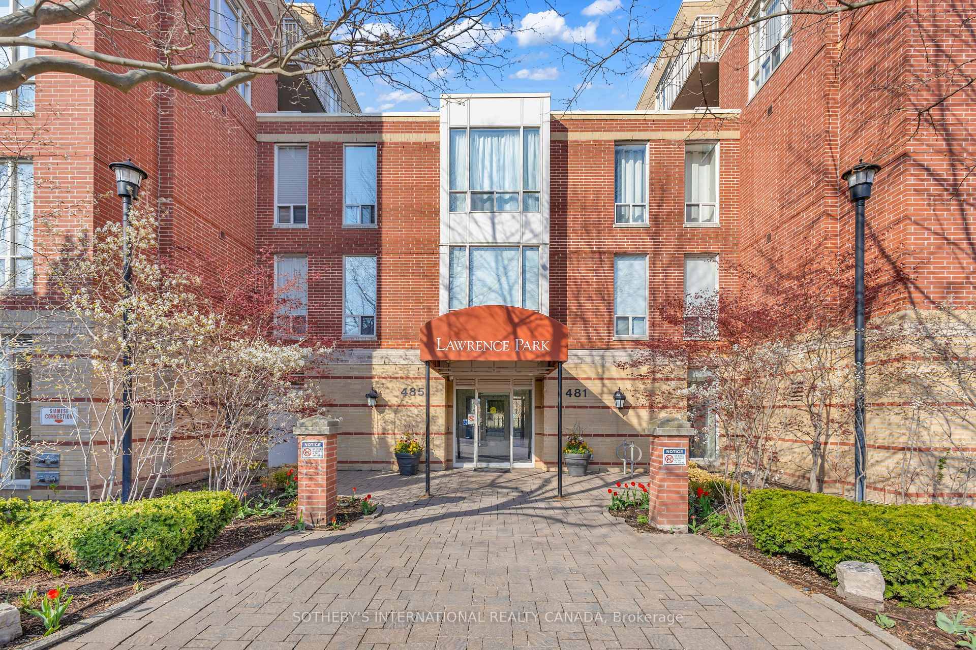 Welcome to one of the largest suites in this highly sought after Lawrence Park residence.