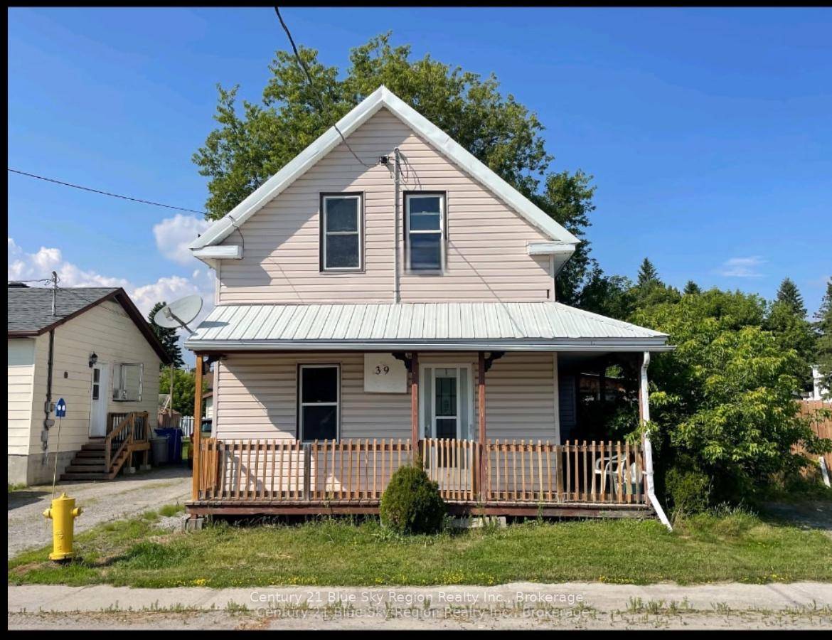 RENOVATED DUPLEX Welcome to 39 Principale St W.