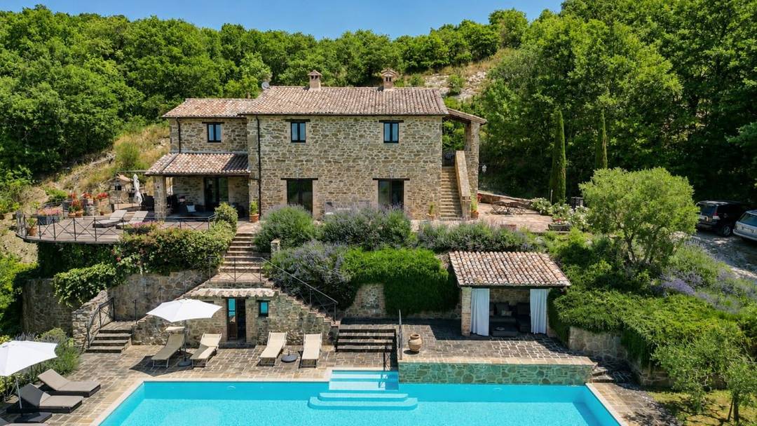 Restored farmhouse with infinity pool, panoramic views, private garden and high-quality finishes, located between Cortona and Castiglion Fiorentino