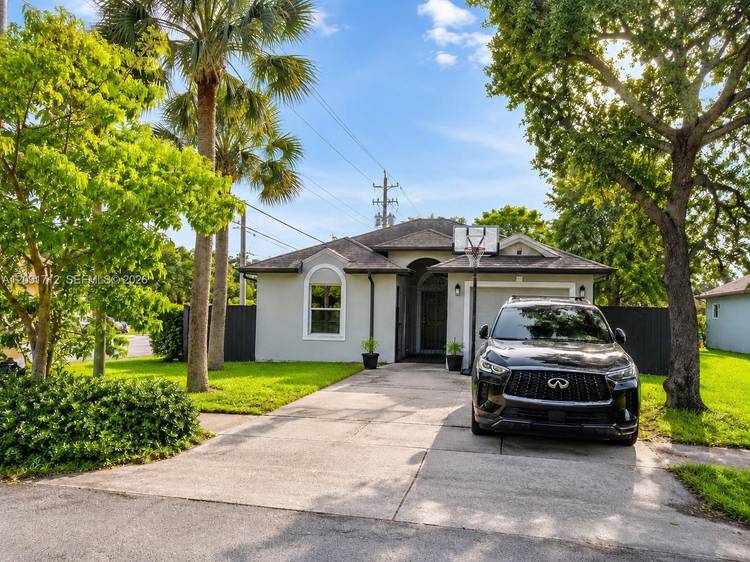 FLEXIBLE LEASE OPTIONS ! Spacious 4 bedroom, 2 bath single family home available in Fort Lauderdale s Progresso Village.