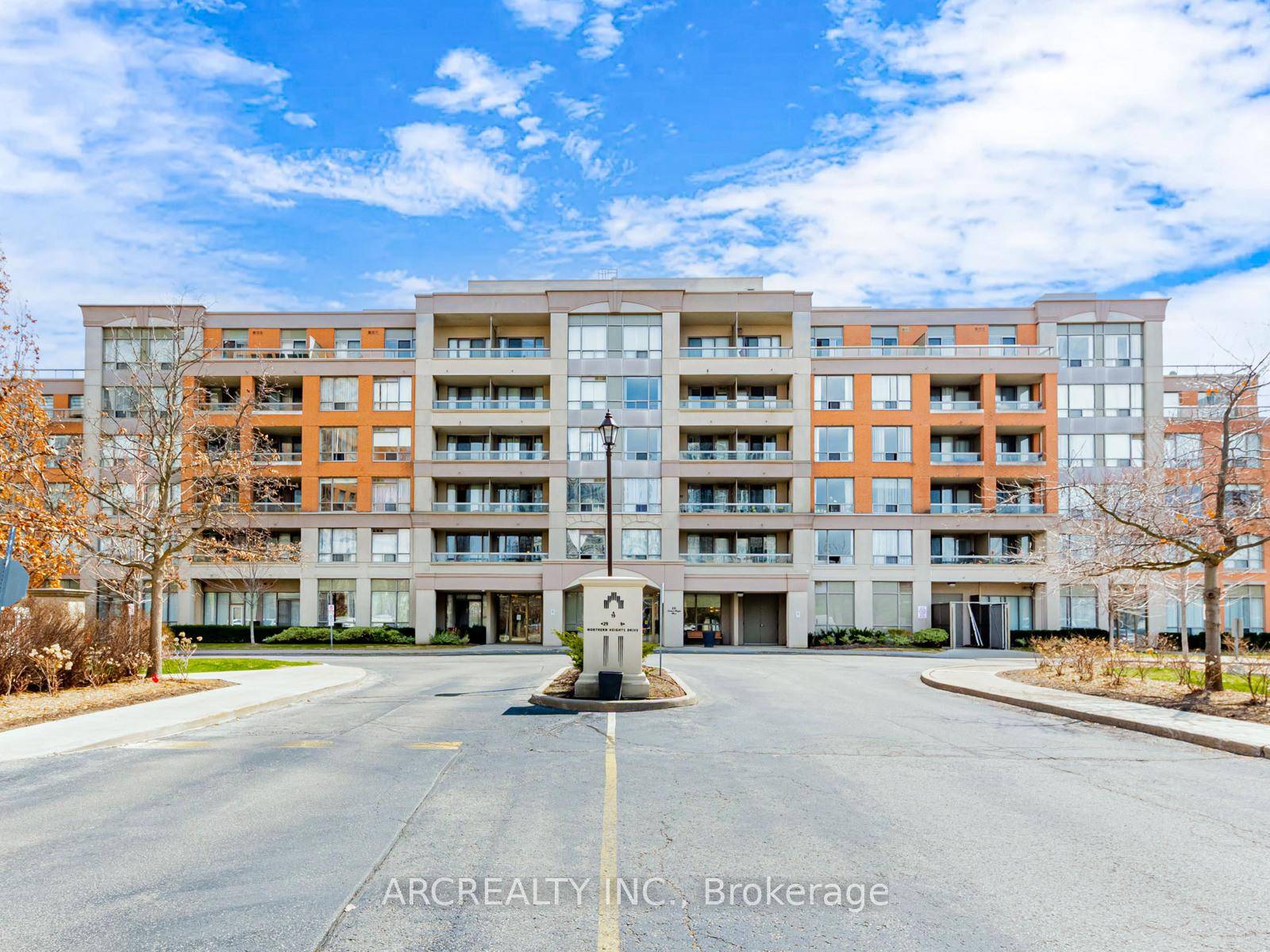 Spacious, Bright and Beautiful 1 Br den unit in the Heart of Richmond Hill !