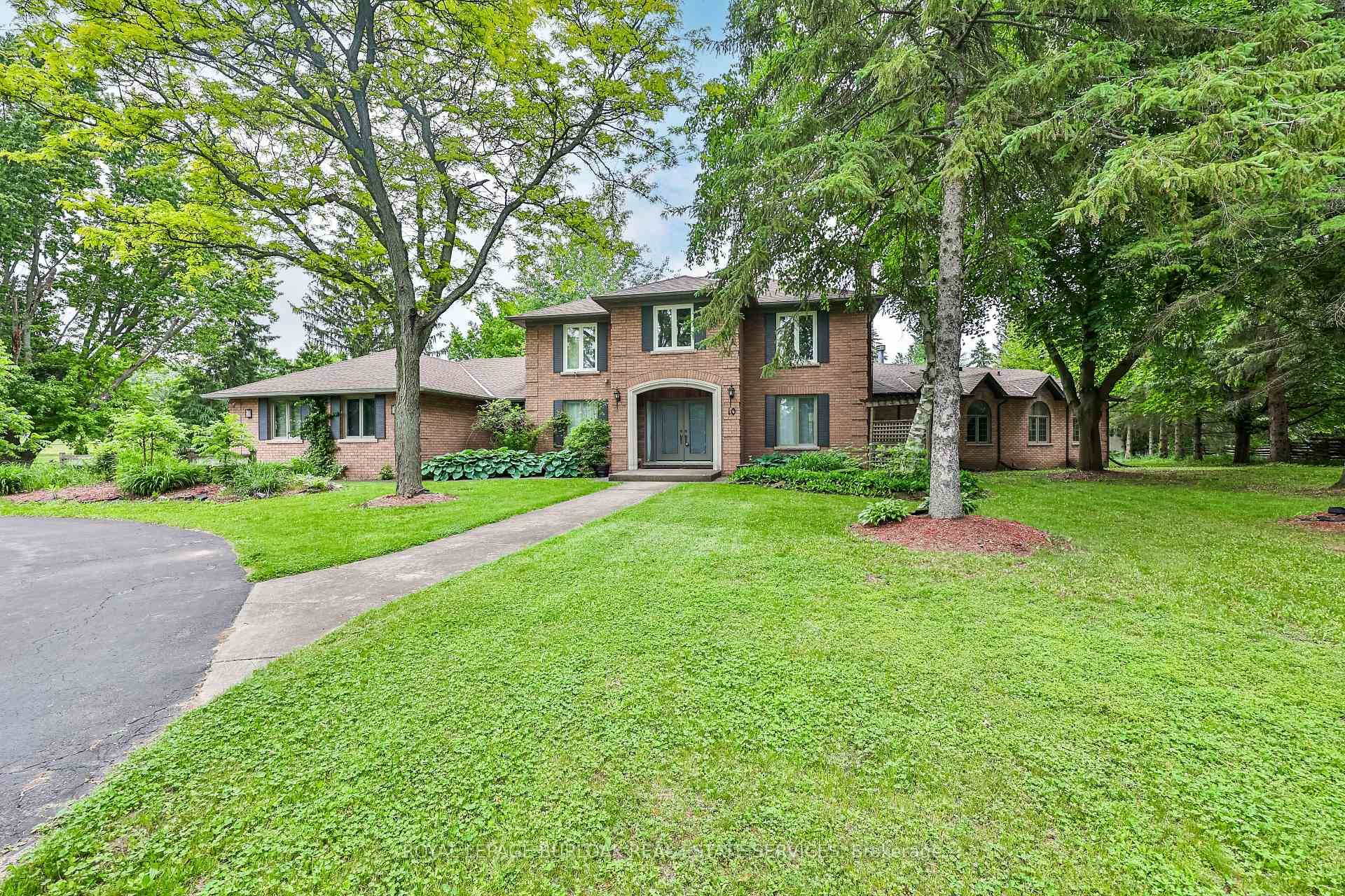 Welcome to 10 Karendale Crescenta beautifully maintained 4 bedroom, 4 bathroom home set on over 1.