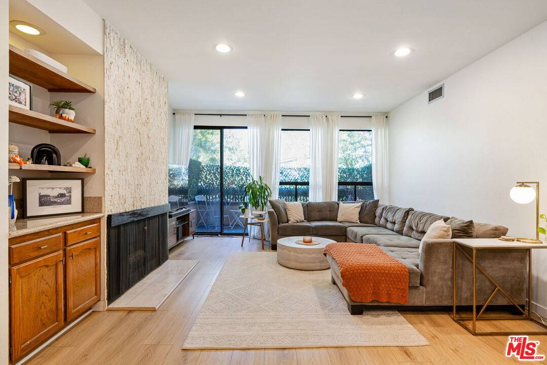1833   Fairburn Ave 2BR Beverlywood La
