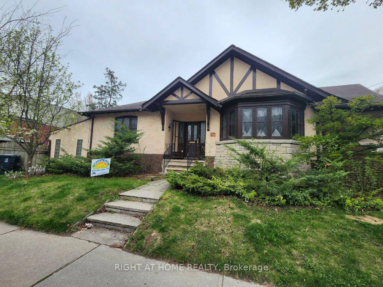 Welcome to Beautiful Wanless Ave, Located in the Desirable Lawrence Park.