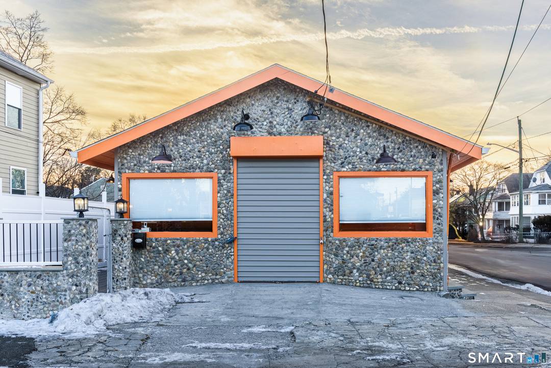 Clean and Remodeled Restaurant and building for sale, new appliances, new Tankless Water and heat, new Roof, new Air condition, All equipment and furniture included, Granite counter tops.