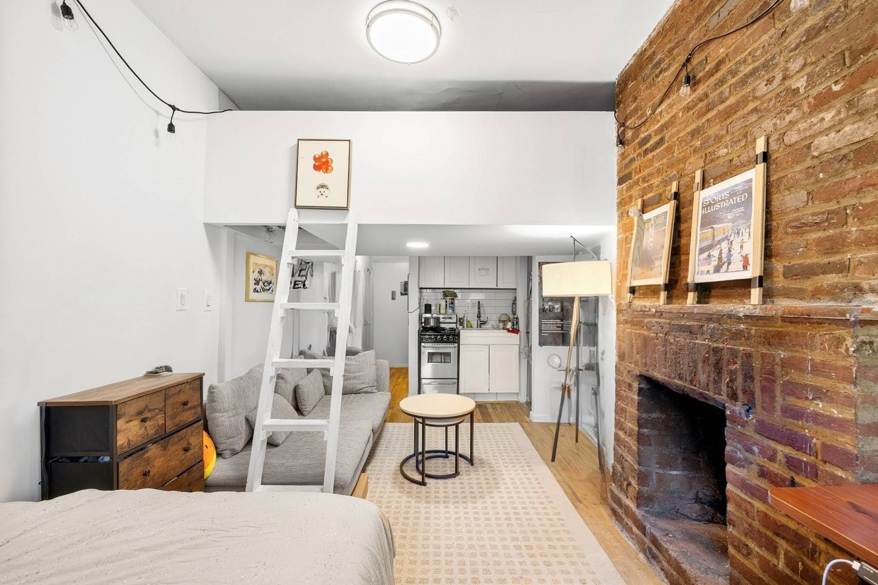 307 w 29th 4B is a studio apt in a classic walkup building, equipped with a virtual doorman system.