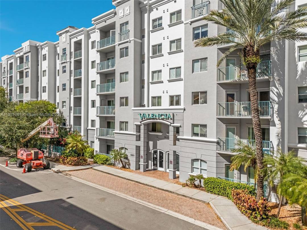 Renovated unit in the Heart of South Miami SoMi, steps from the Metrorail which provides easy access to UM, Downtown, Brickell, Dadeland Mall, MIA, and the Brightline station, connecting to ...