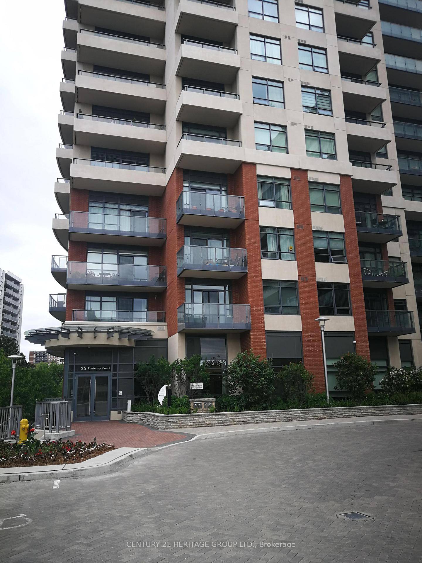 Spacious one bedroom plus den condo located in great location with easy access to downtown Toronto in 20 minutes.