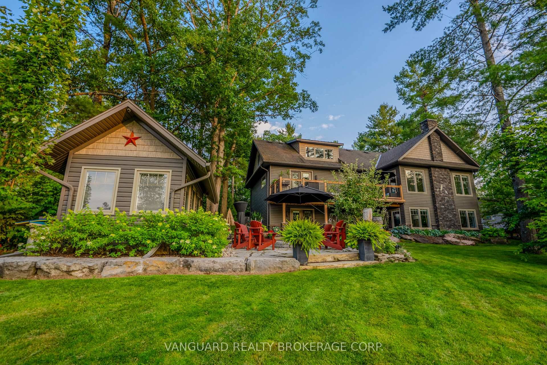 Stunning Custom Waterfront Home on the Green River Washago, ON Welcome to your dream waterfront retreat !