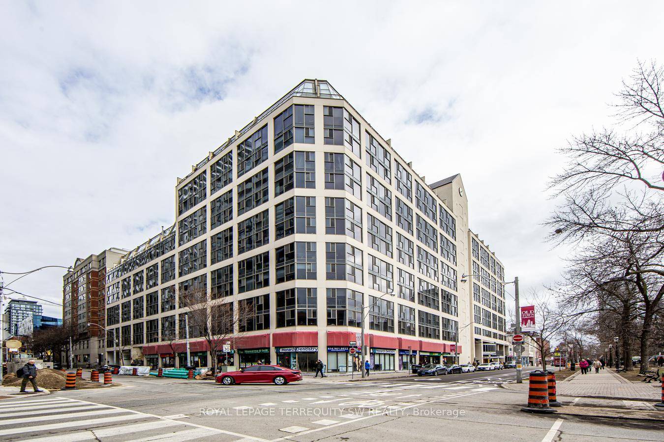 Fantastic Opportunity to Live In Toronto's Iconic St Lawrence Market in this Nicely Updated 1Bedroom Den at 'Yorktown on the Park'.