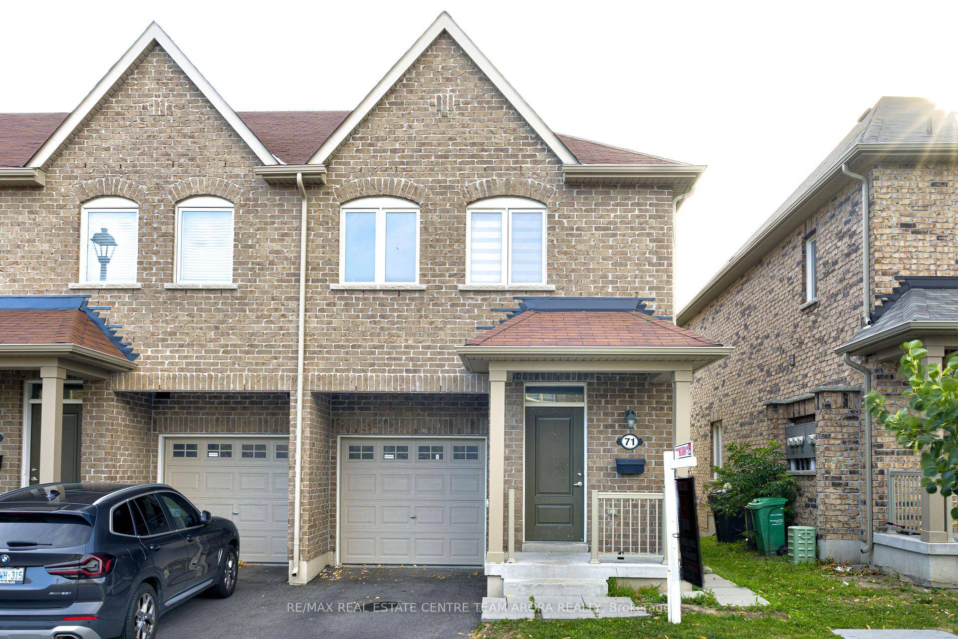 Stunning 3 bedroom, 4 washroom end unit townhouse in the highly desirable Bram West community, featuring a rare walk out basement !