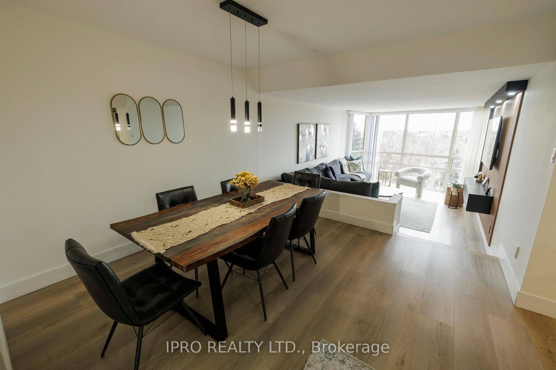 Experience luxury living at the prestigious Esprit Condo, ideally nestled in the heart of Mississauga.