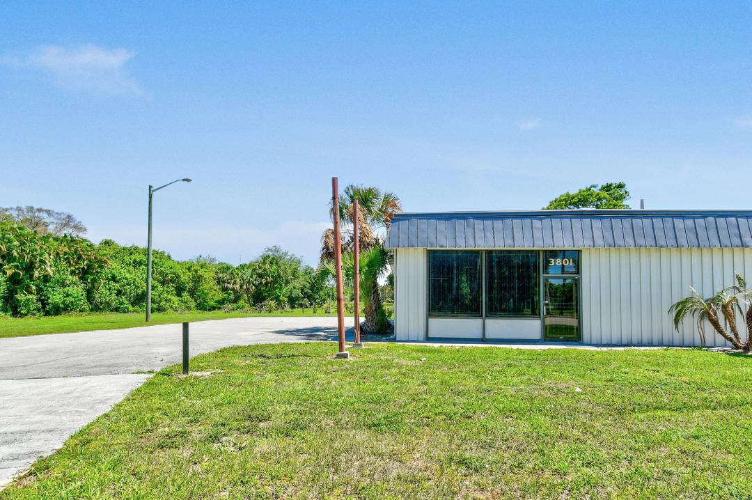 Available for lease, Commercial single standing building 2000 sq feet with its own parking lot on Okeechobee Rd and a side garage door.