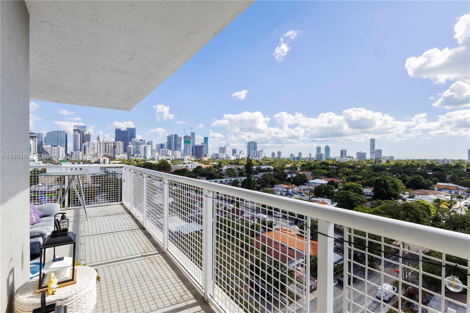 Beautiful 2 bed, 2 bath apartment very close from the heart of Brickell.