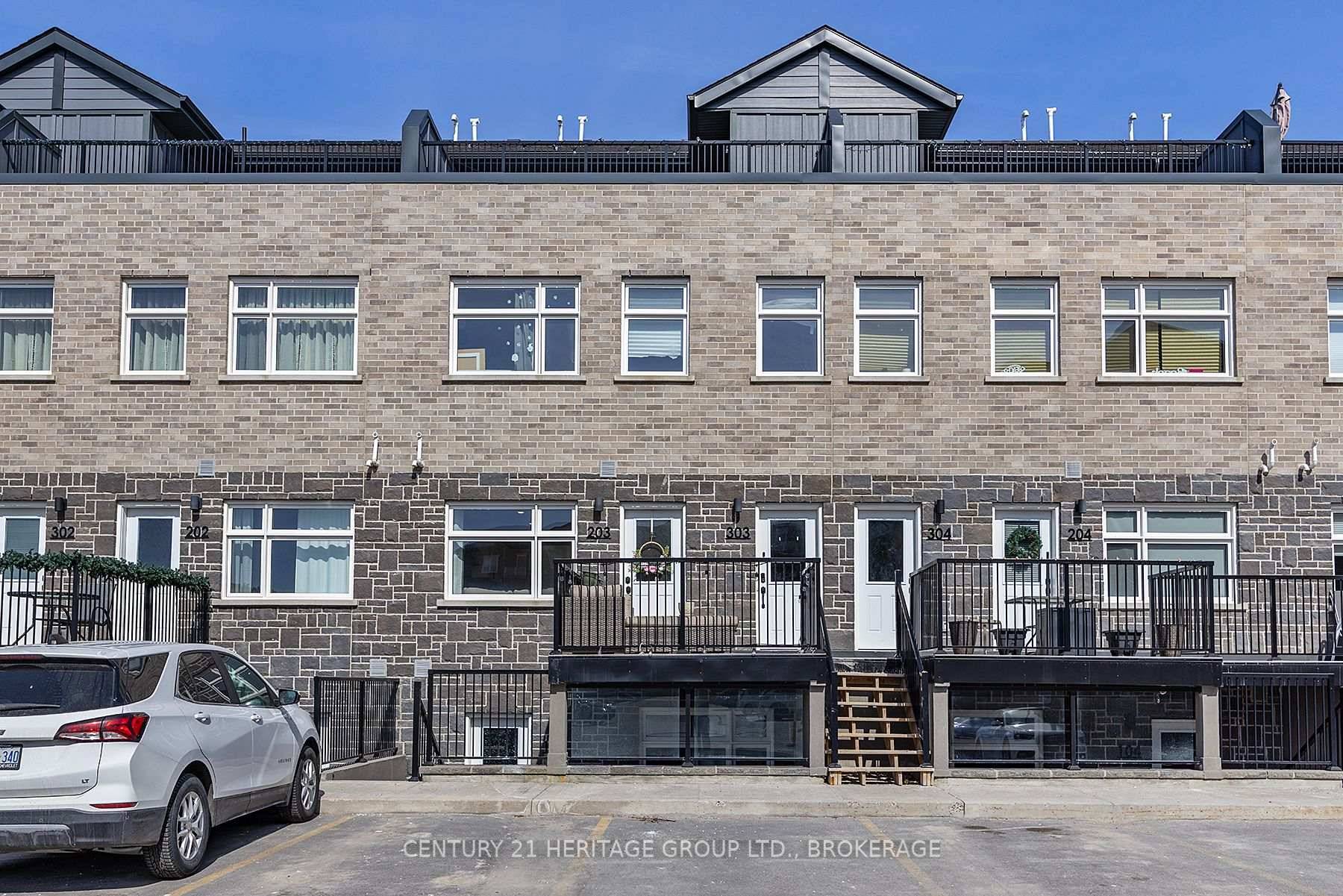 Spacious amp ; Stylish Townhouse Condo in Kingston's West End !