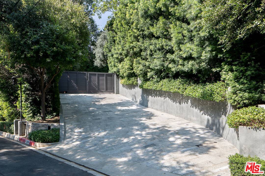 9779   Oak Pass Rd Beverly Hills LA