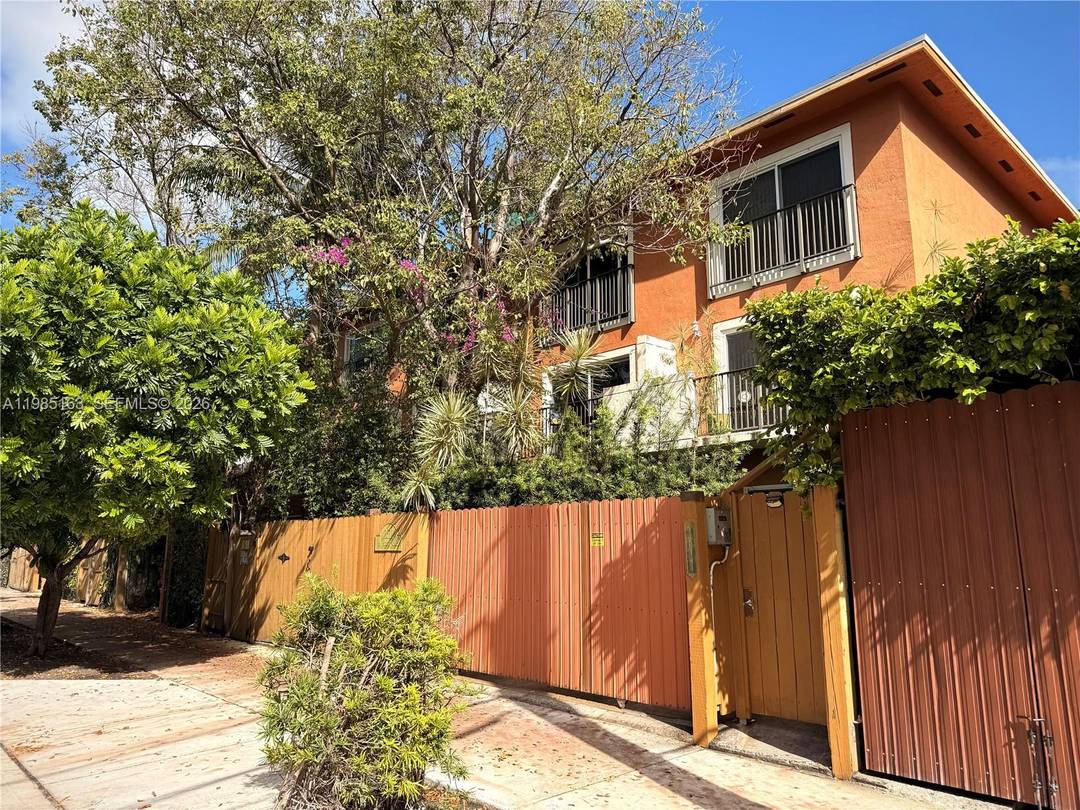 It exists ! Rare, fully renovated 2 bed 2 bath townhouse in Brickell.