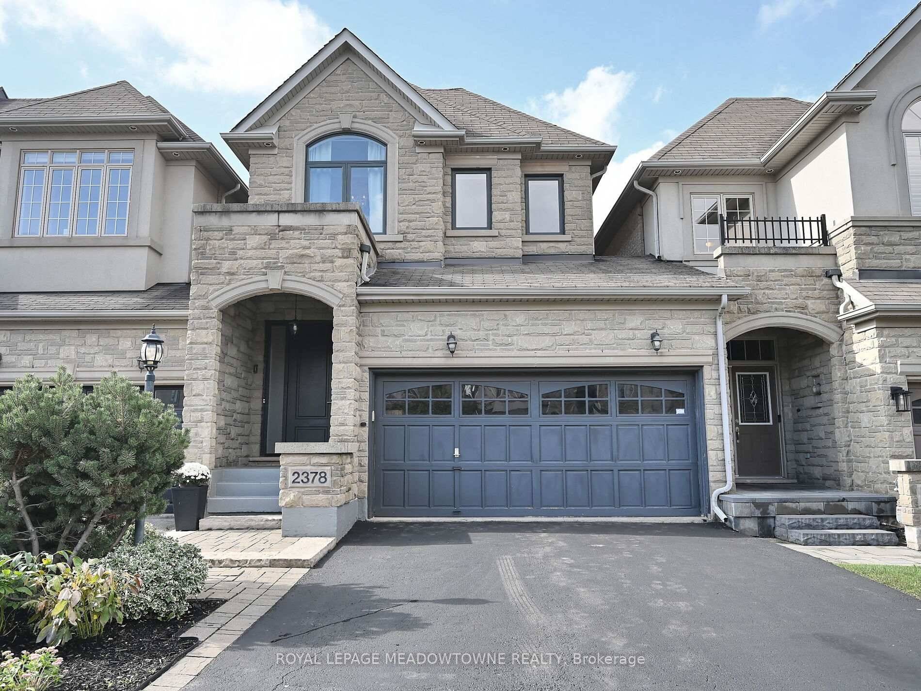 Executive Townhome Built in 2008 in Prestigious Joshua Creek.