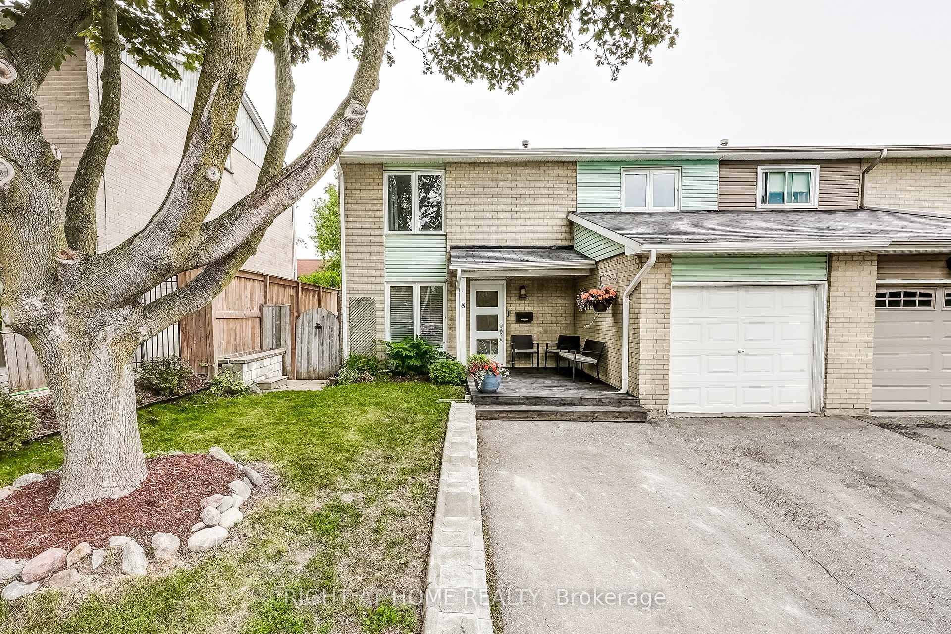 Family Sized Home in a Great Neighbourhood Move In Ready !