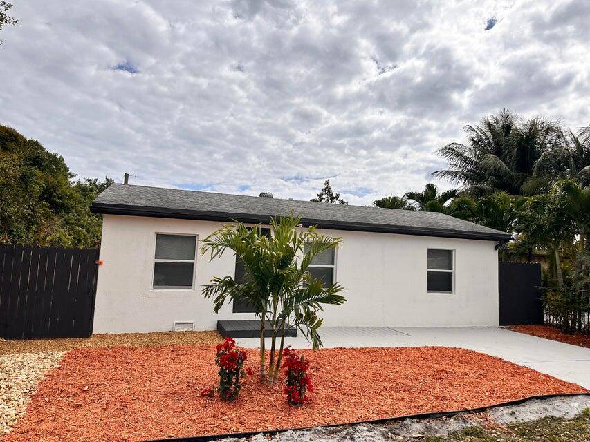 Don't miss this amazing opportunity to own a spacious home in the heart of beautiful West Palm Beach.