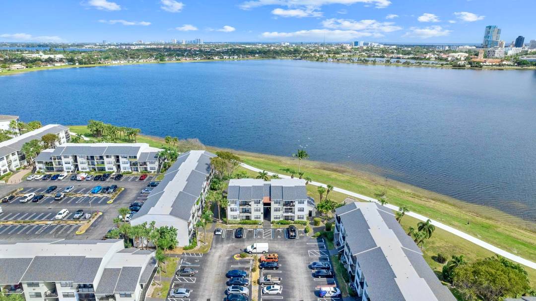 CAP Rate 6. 58 100 OccupancyRent Roll AvailableA rare chance to acquire an 8 unit, fee simple condo portfolio in the rapidly growing Clear Lake Executive Center corridor of West ...