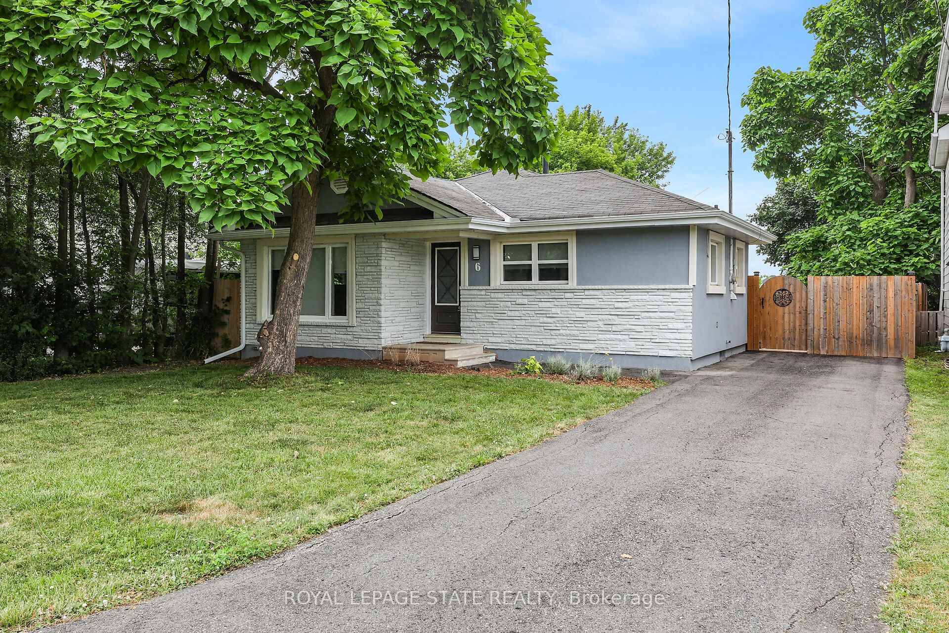 CUTE AS A BUTTON RENOVATED BUNGALOW WALKING DISTANCE TO DOWNTOWN !