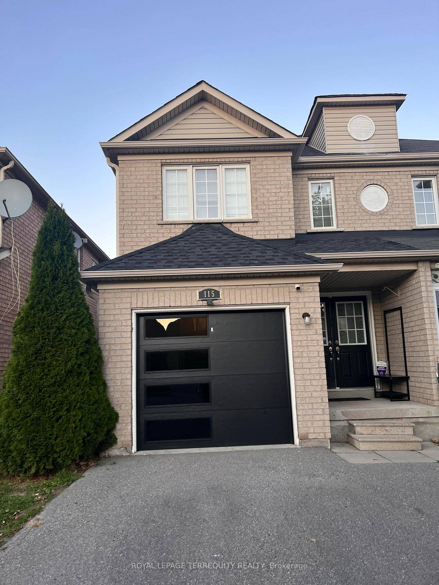 Prime Location in Markham Well Maintained Absolutely Gorgeous 4 1 Br 4 Bath house Close To All Amenities, Walmart, Costco, Home Depot, Canadian Tire And All Major Banks.