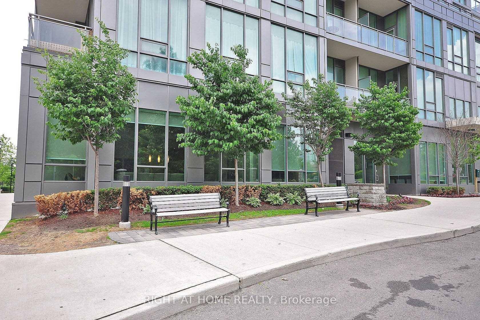 Gorgeous Just Renovated 1 Bedroom amp ; Good Size Den.