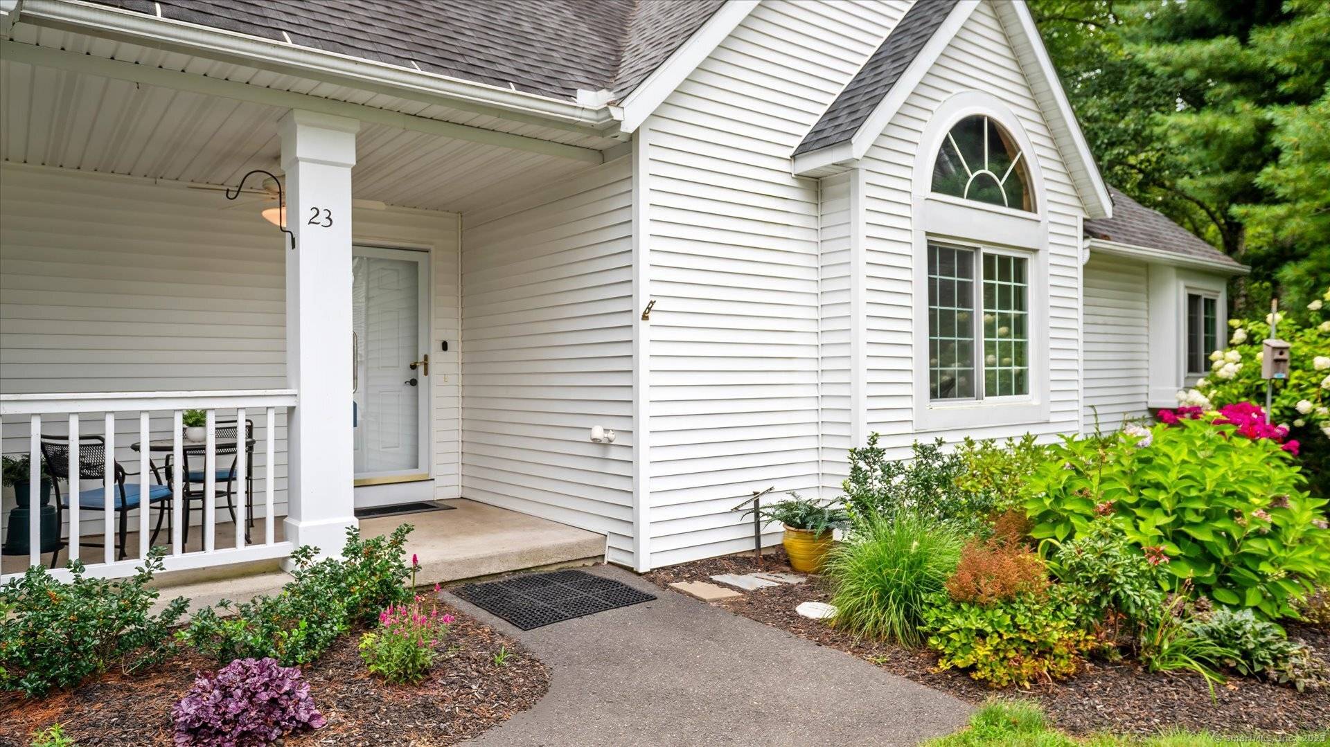Private and Sunny Nestled at the end of a cul de sac in a woodland setting, natural light streams though large windows in this smartly designed home.