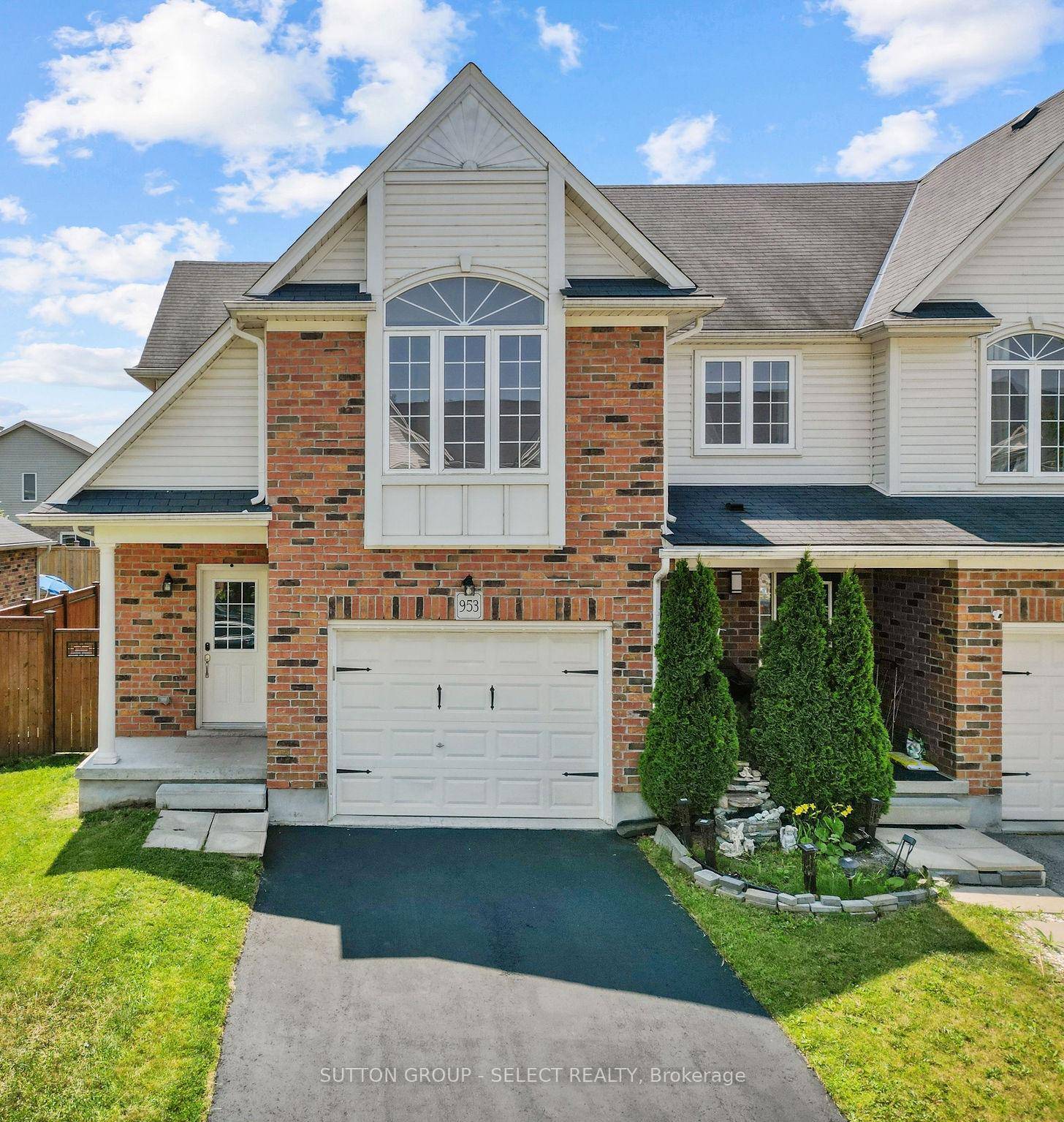 Welcome to 953 Silverfox Crescent an end unit townhome in North London's sought after Fox Field community.