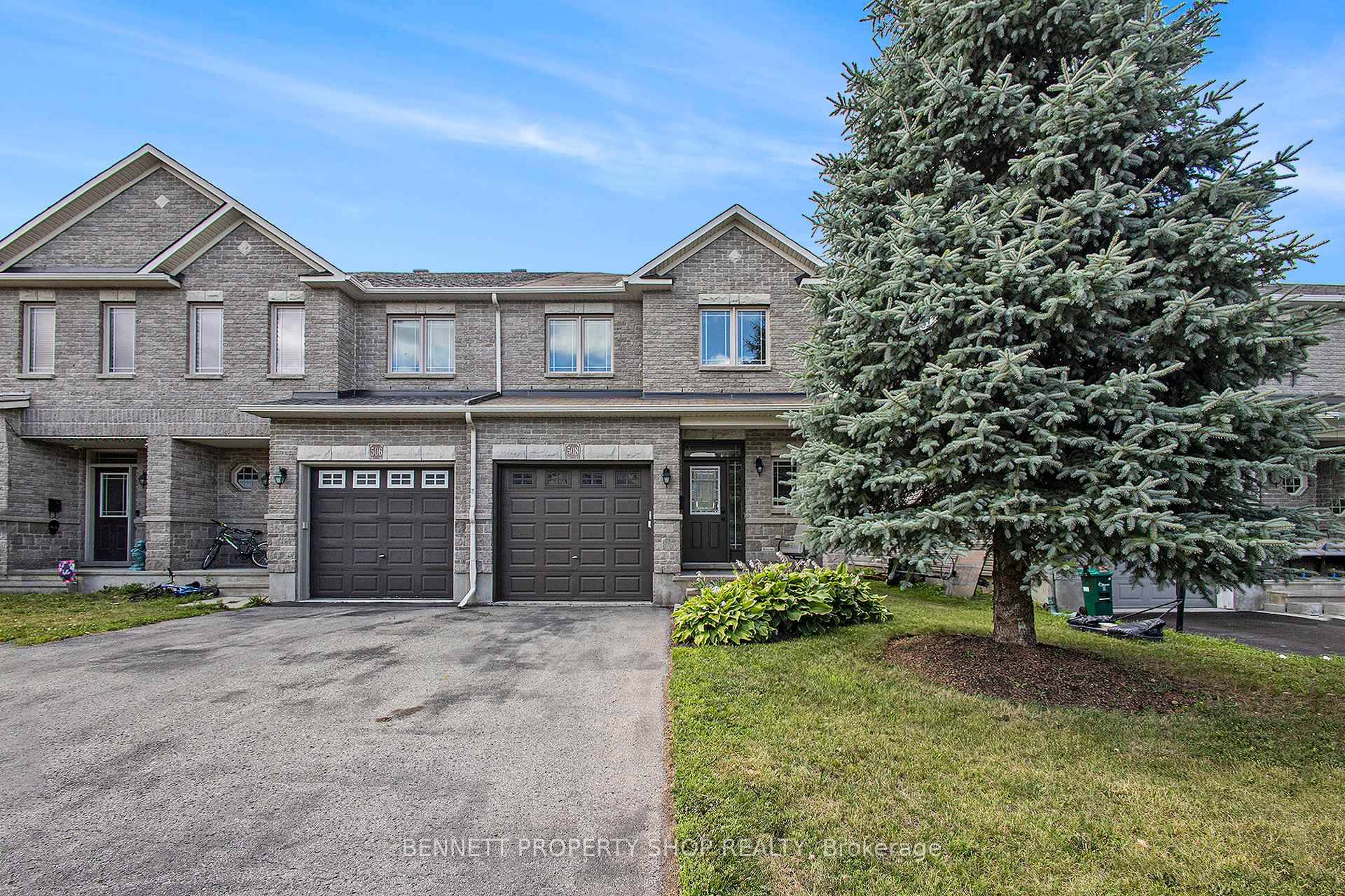 Curb appeal is your first impression of this quality built Valecraft 3 Bed, 4 Bath END UNIT townhome featuring a spacious welcoming floorplan.