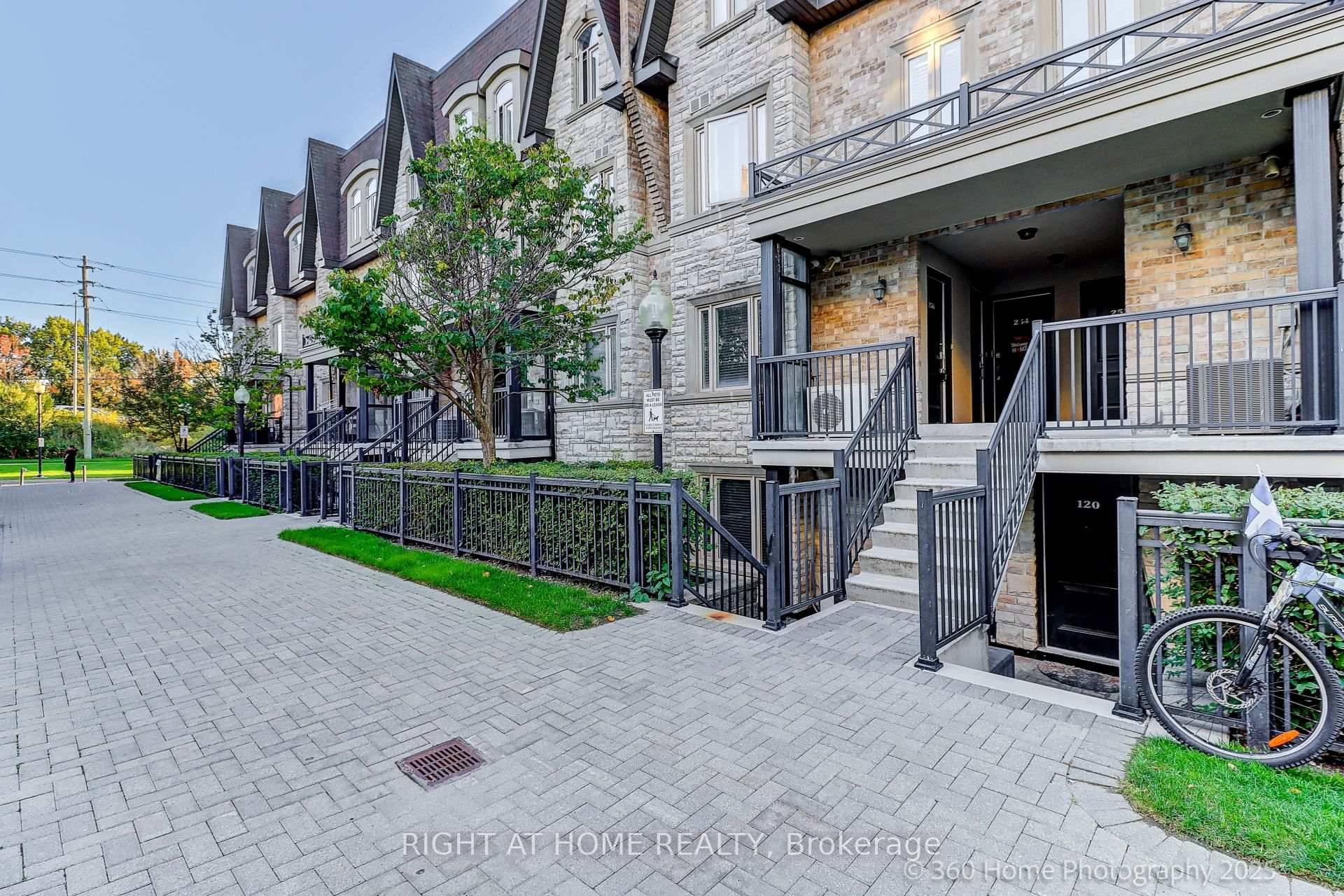 Beautiful 2 Bedroom Den Townhome In Prime Thornhill Location.