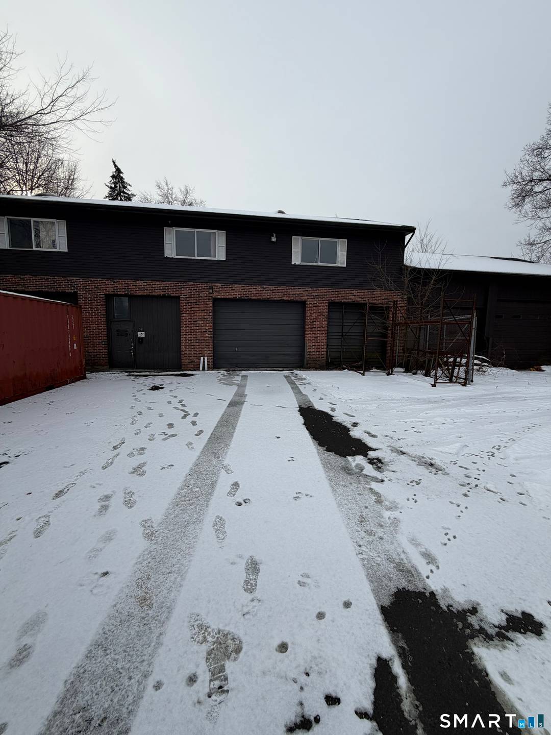 5, 000 SF industrial building for lease, ideal for a contractor, mechanic, or service based user.